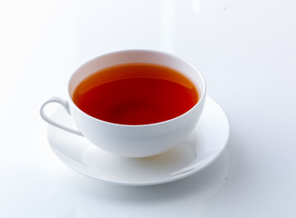 Tasse mit schwarzen Tee isoliert auf weißen Hintergrund