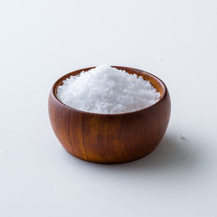 Meersalz in einer Holzschale isoliert auf weißem Hintergrund