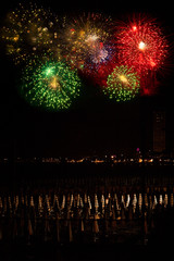 Fuochi d'artificio rosso-verde-oro sulla spiaggia