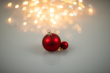 Czerwone piłki świąteczne na izlolowanym tle z lampkami, boże narodzenie ozdoby. - obrazy, fototapety, plakaty
