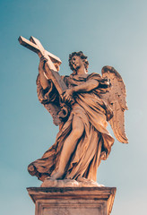 Engelstatue mit Kreuz