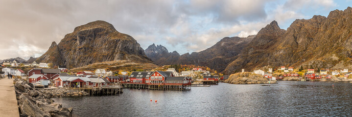 Rote Holzhäuser auf den Lofoten in Norwegen