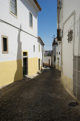 Fototapeta na wymiar Ruelle blanche dans un village au Portugal