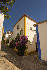 Croisement dans une ruelle au Portugal, village blanc, bleu et jaune