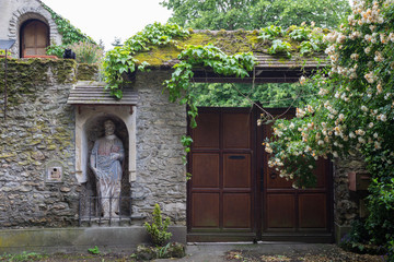 Fototapeta na wymiar Statue de Saint Pierre à Fourges, Normandie