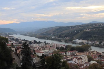 Obraz premium La ville de Vienne - Vue générale de la ville et de ses toîts depuis le Belvédère de Pipet - Département de l'isère - France
