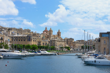 Fototapeta na wymiar Malte ; ville de bormla, ancienne cité Cospicua face à la valette