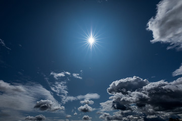 Obraz premium Sun shining in the cloudy sky.