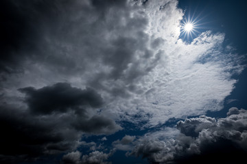 Obraz premium Sun shining in the cloudy sky.