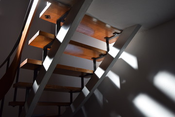 Fototapeta premium Licht- und Schattenspiel mit Treppe
