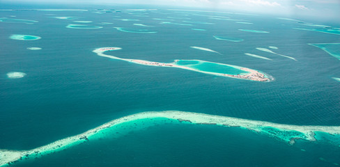isla en las maldivas aguas cristalinas desde el cielo aérea