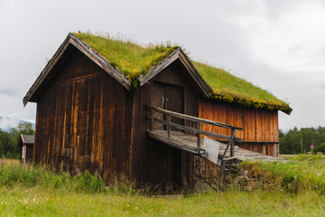 Holzhaus mit Grasdach in Norwegen