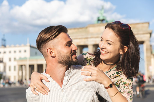 Happy young couple in front of Brandenburger Tor, Berlin, Germany
