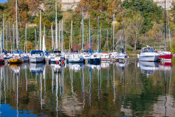 Fototapeta na wymiar reflection of boats in marina