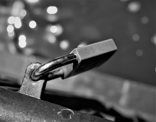 Candado blanco y negro