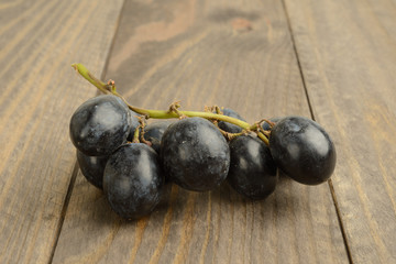Racimo de uvas negras en la mesa