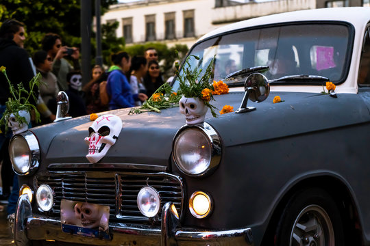 El coche f&uacute;nebre desfila por las calles del centro hist&oacute;rico de Guadalajara el d&iacute;a de los muertos.