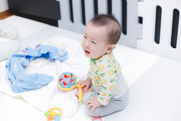 泣いている赤ちゃん