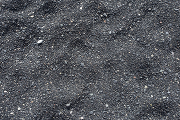 Schwarzer Kiesstrand