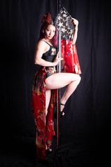 赤い着物をまとったポールダンサー