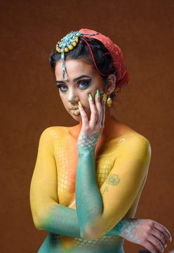 Retrato de mujer hecha diosa con maquillaje