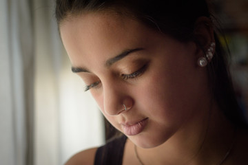 Actitud melancólica de joven latina