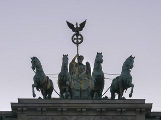 Obraz premium close shot on the quadriga on the brandenburg gate in berlin