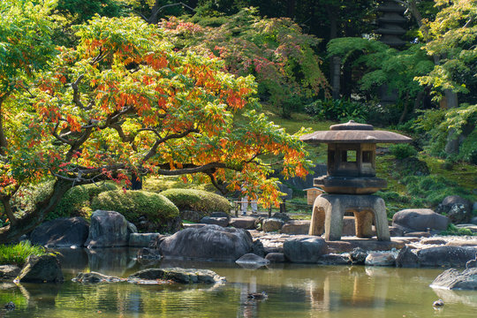 日本庭園の石灯籠