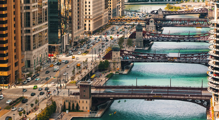 Naklejka premium Rzeka Chicago z łodziami i ruchem w centrum Chicago