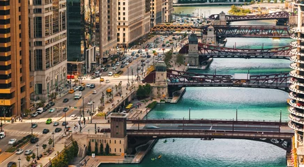 Fotobehang Chicago River met boten en verkeer in Downtown Chicago © Tierney