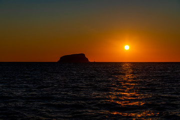 Obraz premium A vibrant sunset with Boats on the Aegean Sea in the Greek Islands