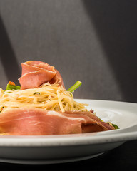 pasta con jamón y verduras