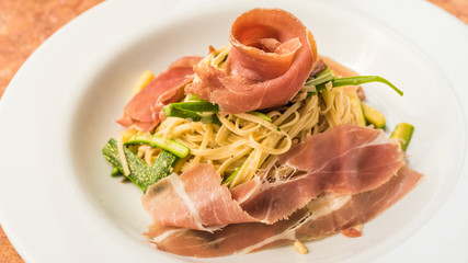 pasta con jamón y verduras