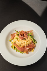pasta con jamón y verduras