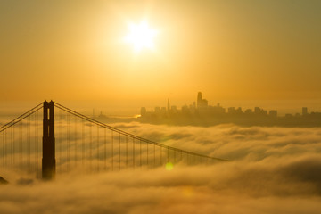 Golden Gate Bridge Sonnenaufgang mit niedrigem Nebel und Blick auf die Stadt