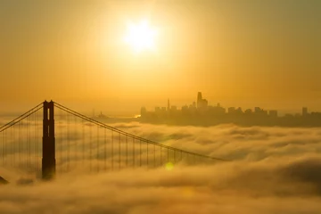 Photo sur Plexiglas Pont du Golden Gate Golden Gate Bridge sunrise with low fog and city view