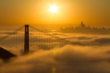 Foto op Plexiglas Golden Gate Bridge Spectaculaire Golden Gate Bridge-zonsopgang met lage mist en uitzicht op de stad