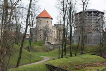 Obraz premium City Cesis, Latvia Republic. 13th century castle with park in late autumn. Historic building. 2. November 2019.