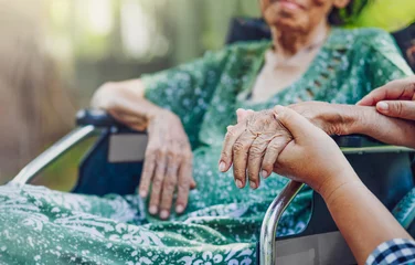 Abwaschbare Fototapete Pflegezentrum Ältere asiatische Frau im Rollstuhl zu Hause mit Tochter passen auf