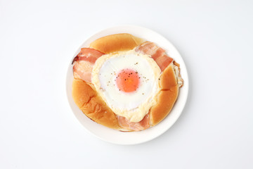 ベーコンエッグパン 惣菜パン 朝食 白背景