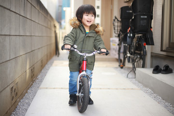 自転車に乗る男の子