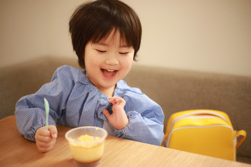 おやつを食べる男の子