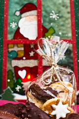 Weihnachtsgebäck vor Fensterglas