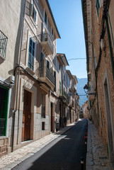 Alte Steinhäuser in der Altstadt von Soller auf spanischer Insel Mallorca
