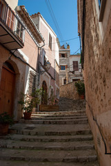 Fototapeta na wymiar Enge steile gasse mit Treppen in Bunyola auf spanischer Insel Mallorca
