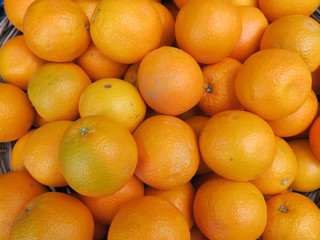 heap of oranges in a reed basket at the grocery