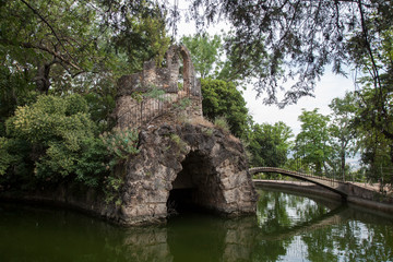 Fototapeta na wymiar Islote sobre el estanque del Carmen de los Mártires en Granada