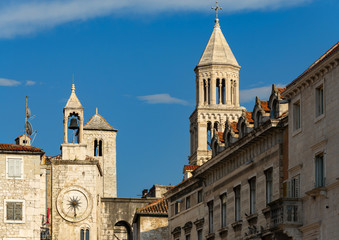 Fototapeta na wymiar Split Kathedrale Türme Kirchen Turmuhr Platz Altstadt Tourismus Mittelmeer Kroatien Mittelalter Historie