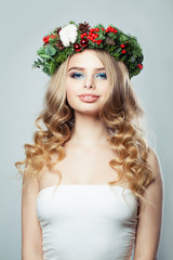 Naklejka premium Christmas woman in green crown wreath