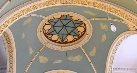 Kunstvoll gestalte Decke in der Choral-Synagoge von Vilniuse 